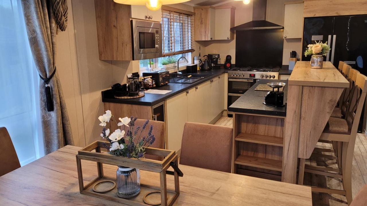 Luxury Lodge On Edge Of New Forest And 800M From Sea Entertainment And Leisure Passes Included ミルフォード・オン・シー エクステリア 写真